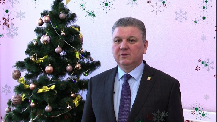Алмаз Ахметшин поздравляет нурлатцев с Новым 2023 годом