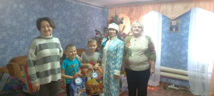 Дети из семьи Нуруллиных из села Чулпаново получили новогодние подарки
