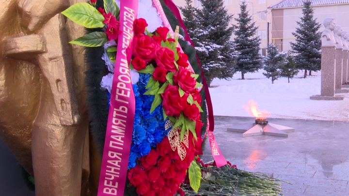 Сегодня нурлатцы собрались на торжественный митинг возле памятника Воина-освободителя
