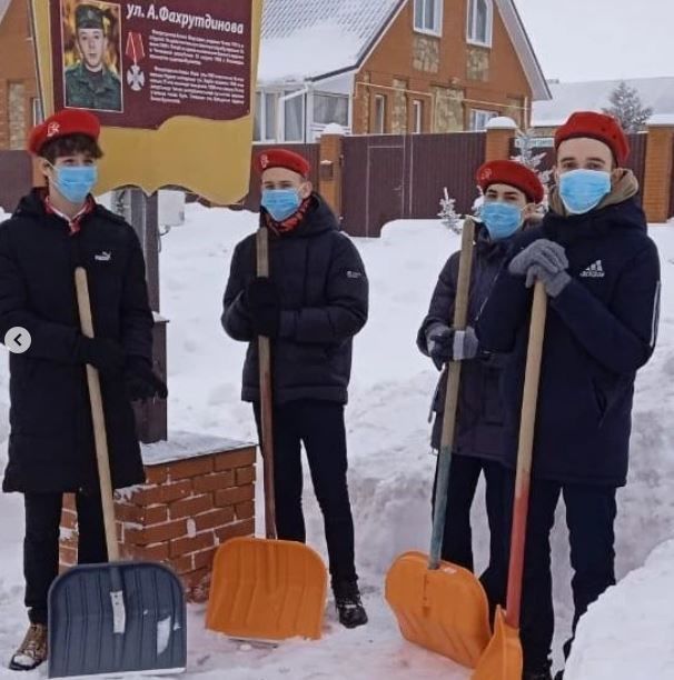 Юнармейцы нурлатской школы №9 очистили от снега территорию возле стелы&nbsp;