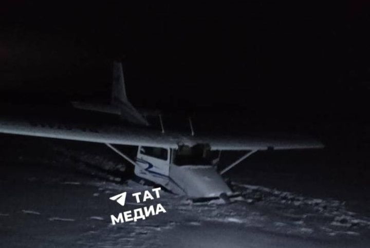 В 15 км от аэропорта "Бугульма" самолет Cessna совершил экстренную посадку
