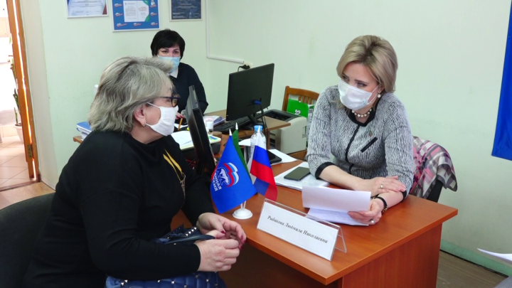 Сегодня в рамках Недели приема граждан Людмила Рыбакова отвечала на вопросы жителей Нурлата