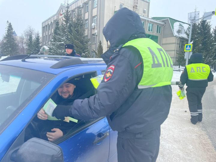 Автоинспекторы Нурлатского района поздравили водителей с Днём защитника Отечества&nbsp;