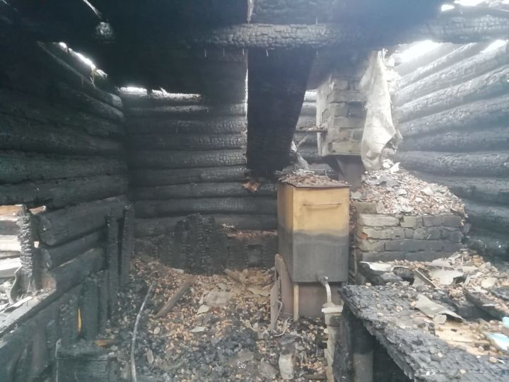 В Нурлате огонь полностью уничтожил баню