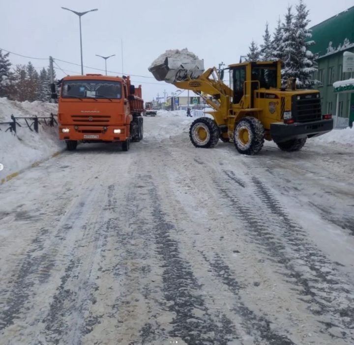 В Нурлатском районе снегоуборочная техника работает в усиленном режиме