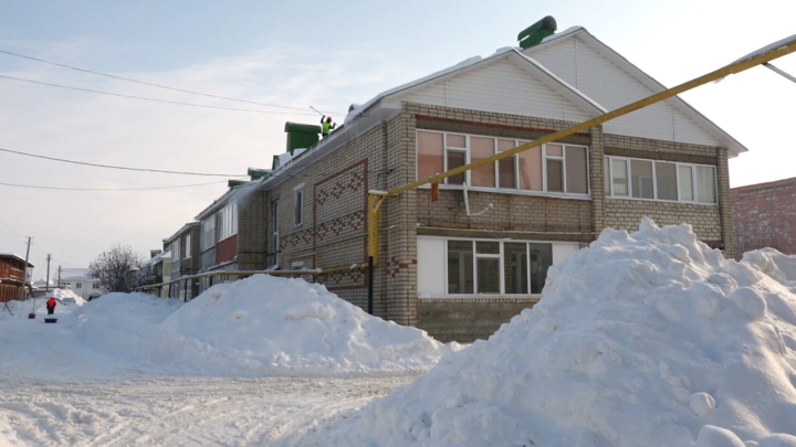 Управляющие компании зачищают крыши многоквартирных домов от снега