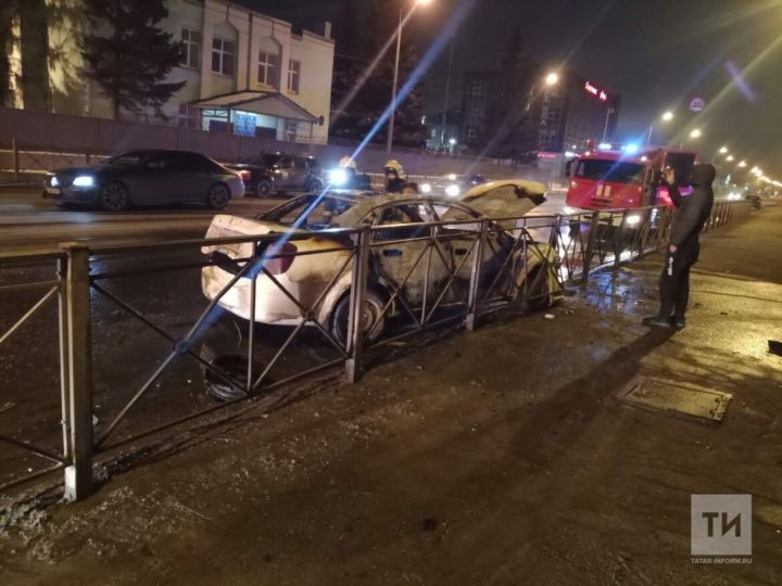 В центре Казани ночью на ходу загорелся автомобиль