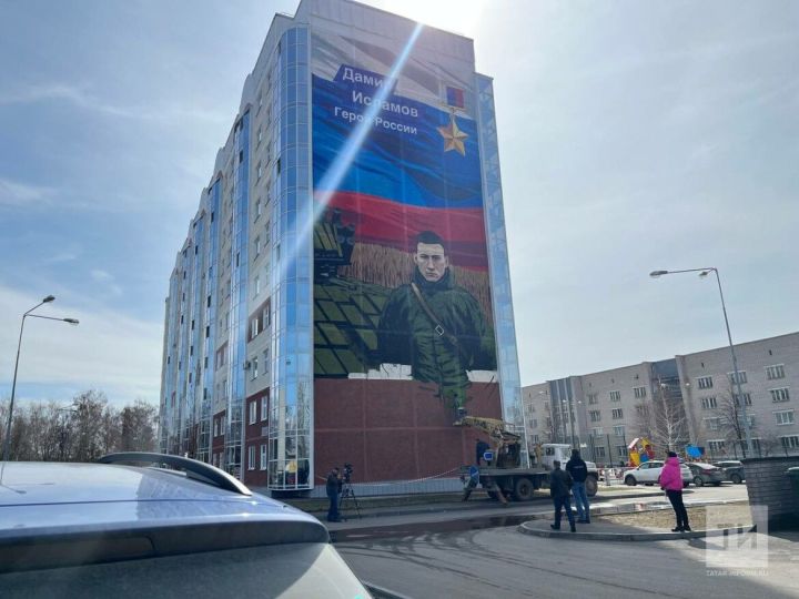 Огромное изображение Героя России Дамира Исламова появилось на фасаде дома в Казани