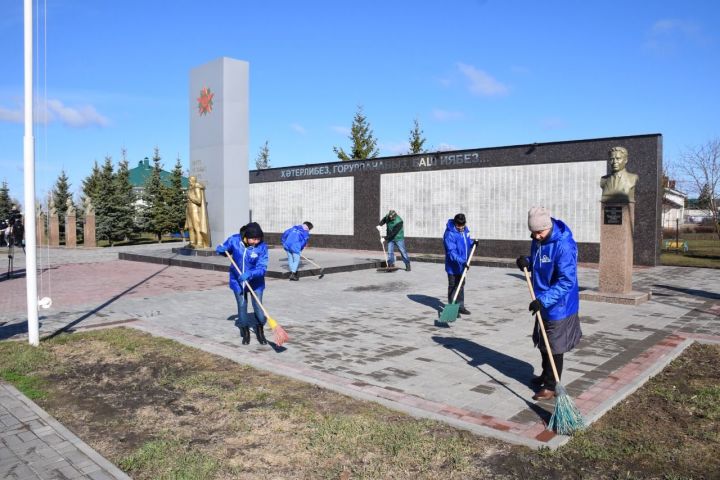 В Нурлате волонтеры Победы провели субботник в мемориальном комплексе «Вечный огонь»