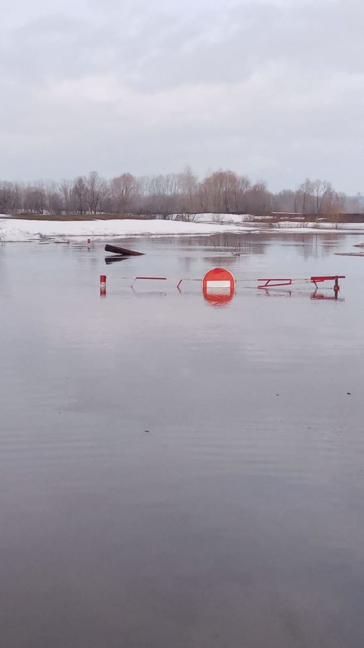 Из-за паводковых вод мост в деревне Урняк Нурлатского района оказался под водой