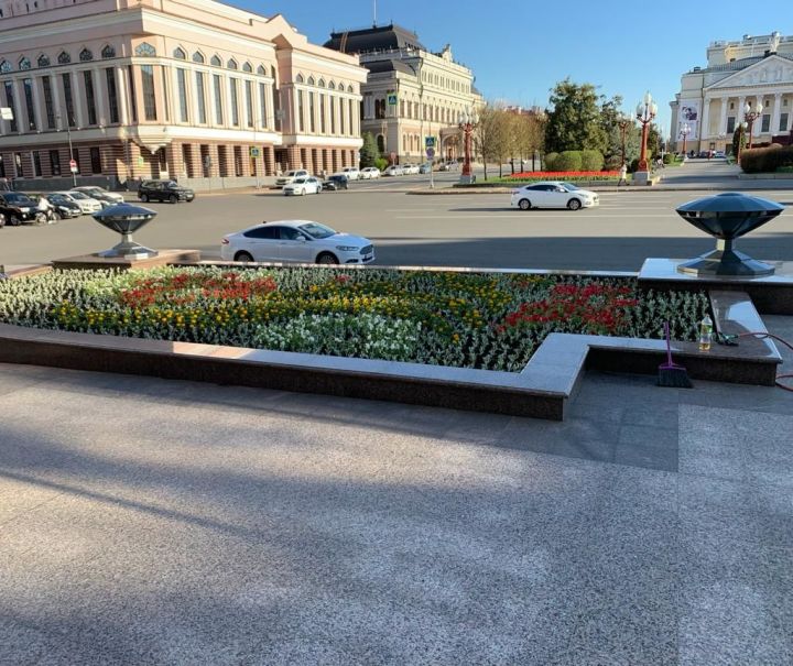 Нурлатцы разбили цветники у Дома Правительства в Казани