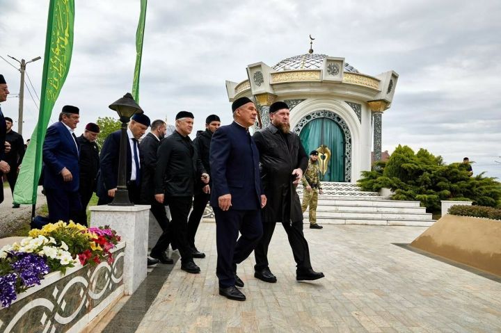 Рустам Минниханов посетил в Чечне могилу Ахмата Кадырова