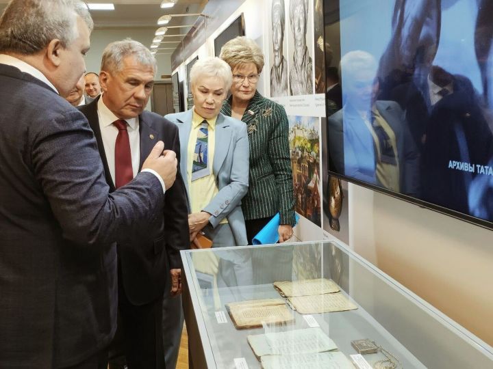 Рустам Минниханов посетил выставку в честь 1100-летия принятия ислама, открываемую в Госдуме РФ