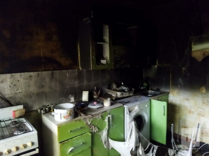 В Казани для спасения  жильцов пожарным пришлось применить бензорез