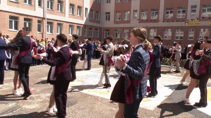 Сегодня в школах Нурлатского района для 179 выпускников прозвенел последний звонок