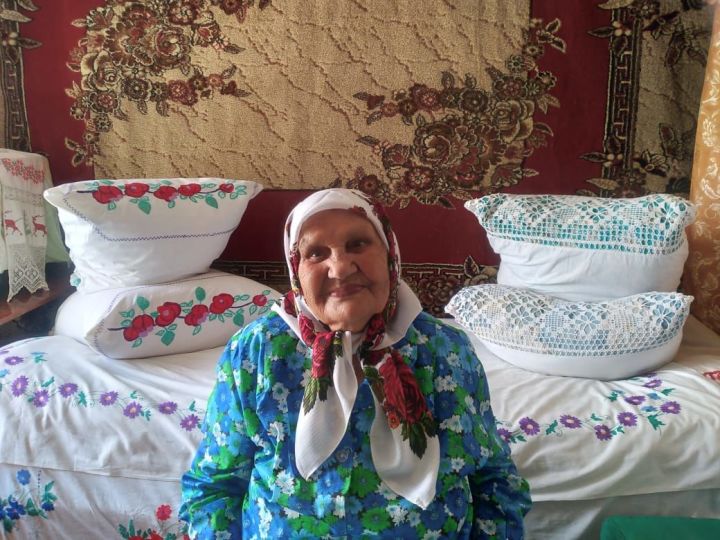 Долгожительница из Андреевки в 90 лет читает районку на родном чувашском языке