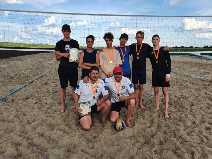В минувшие выходные в Нурлате прошел турнир по пляжному волейболу 