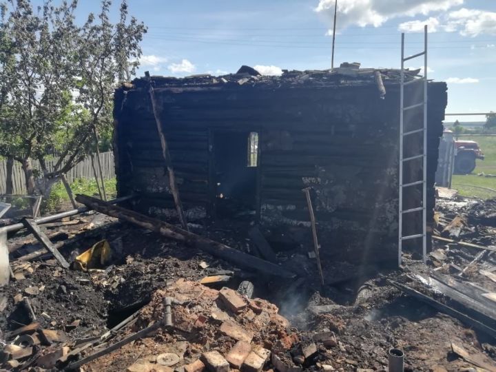 В селе Нурлатского района сгорел дом и постройки