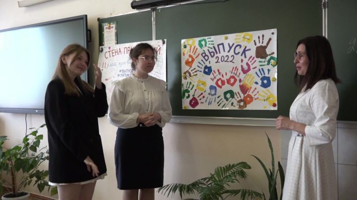 Выпускницы школы №9 Асия Янгуразова и Руслана Нафигова набрали на ЕГЭ 100 баллов
