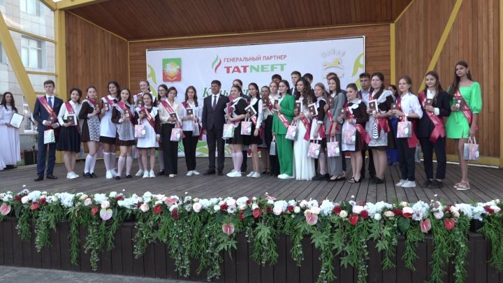 29 школьников Нурлата вместе с аттестатами получили и медали «За особые успехи в учебе»