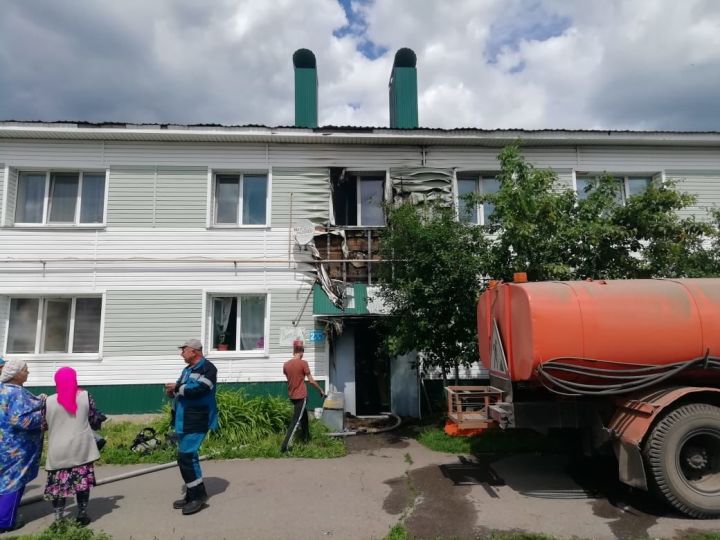 В подъезде одного из многоквартирных домов Нурлата загорелась кладовка