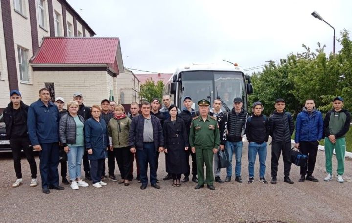 Ещё 16 новобранцев Нурлатского района отправились служить в армию
