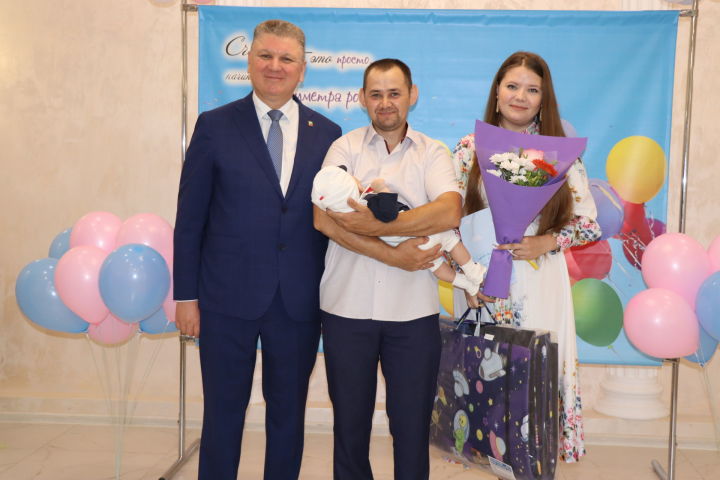 Алмаз Ахметшин в торжественной обстановке поздравил нурлатские семьи с новорожденными&nbsp;