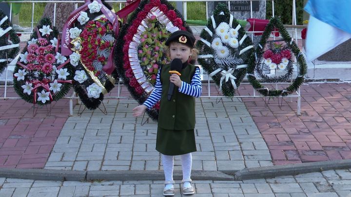 Нурлатцы возложили цветы к памятнику и почтили память ветеранов боевых действий