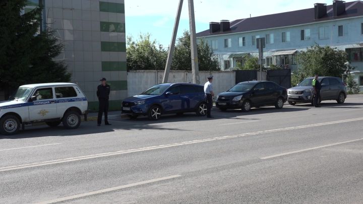 На улице Пушкина проведён рейд по проверке тонировки стёкол на автомобилях