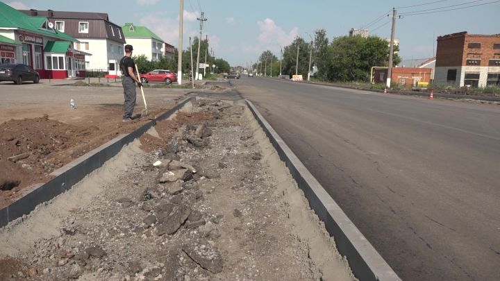 По улице Гиматдинова продолжается строительство тротуаров