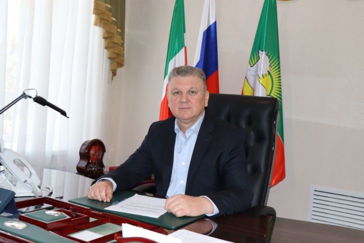 Глава района и города Алмаз Ахметшин поздравил строителей с профессиональным праздником