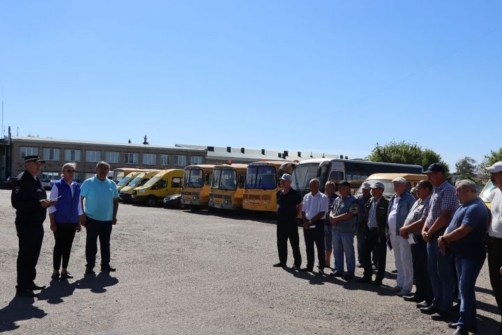 В Нурлате перед началом учебного года проверяют школьные автобусы