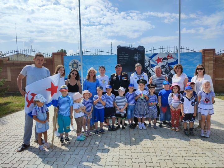 Воспитанники нурлатского детского сада «Росинка» поздравили моряков и десантников&nbsp;