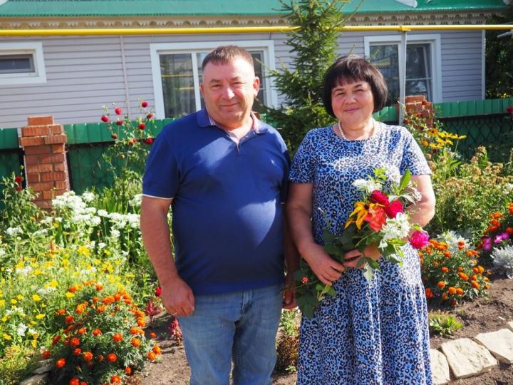 Семья Минихановых участвует в районном конкурсе по озеленению территории