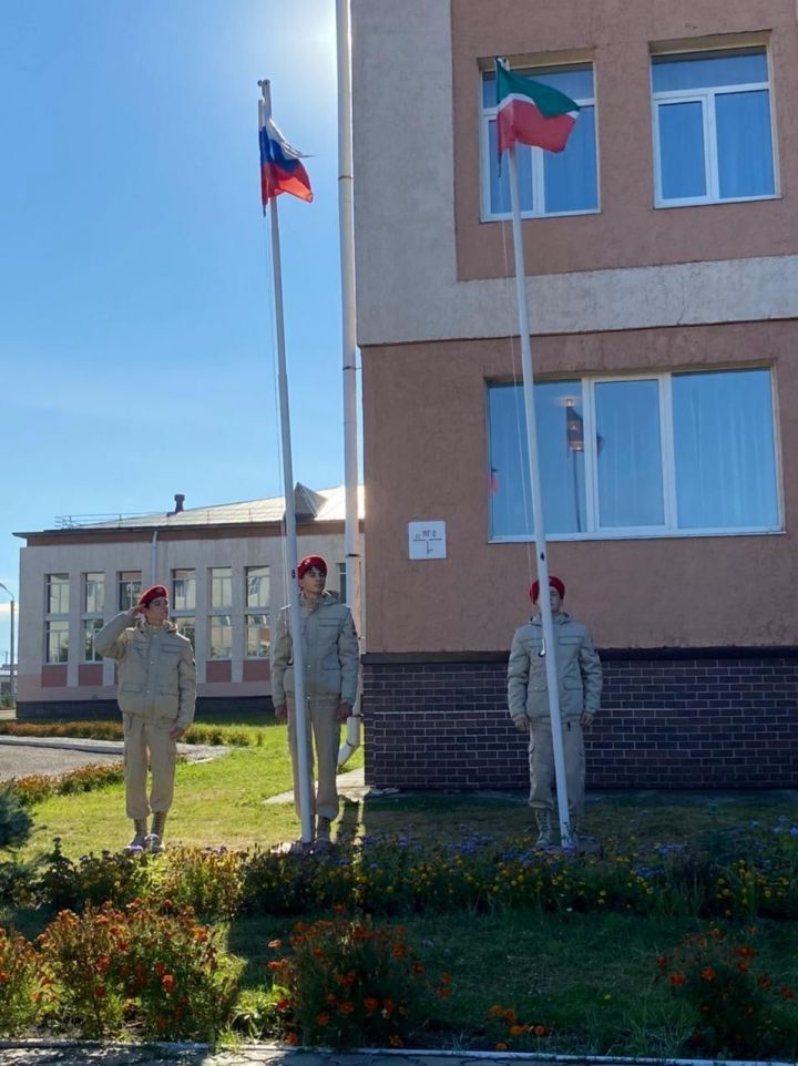 Каждая учебная неделя в Нурлатском районе будет начинаться с поднятия государственных флагов