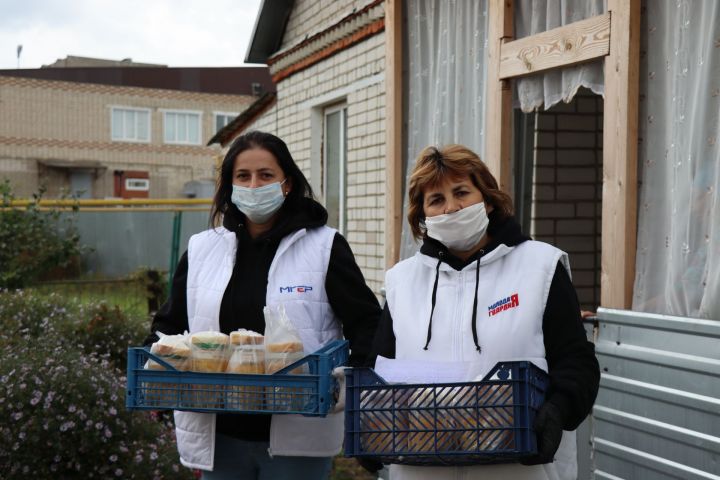 Нурлатские волонтеры ежедневно доставляют горячую еду в дома нуждающихся и пожилых жителей