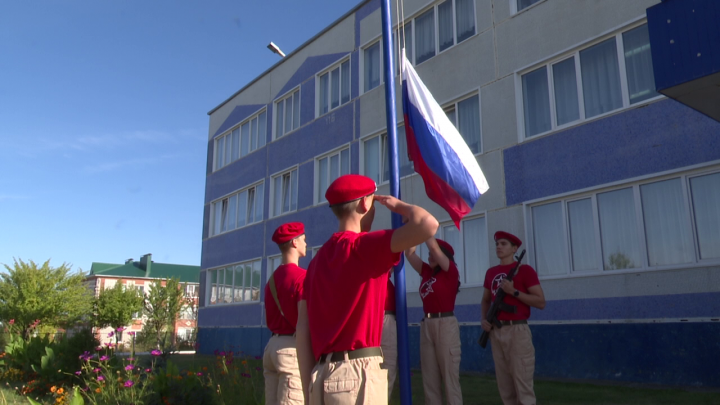 В школе №9 прошла торжественная линейка с поднятием государственного флага России
