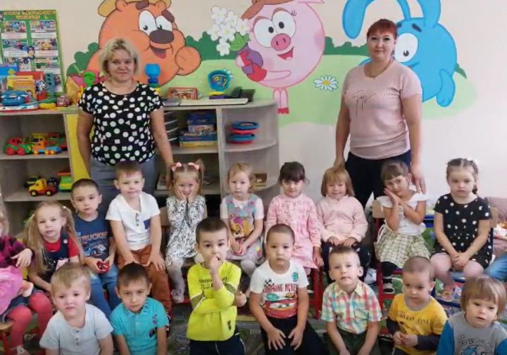 Воспитанники и их родители поздравляют воспитателей детского сада «Белочка» с праздником