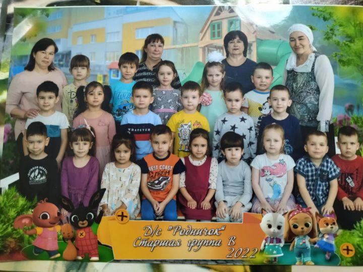 Воспитанники подготовительной группы детского сада «Родничок» поздравляют своих воспитателей с праздником