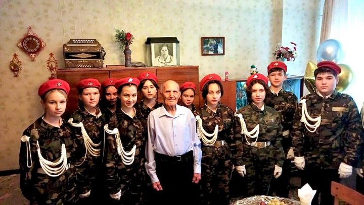В Нурлате юнармейцы городской школы №3 поздравили с юбилеем Ветерана труда