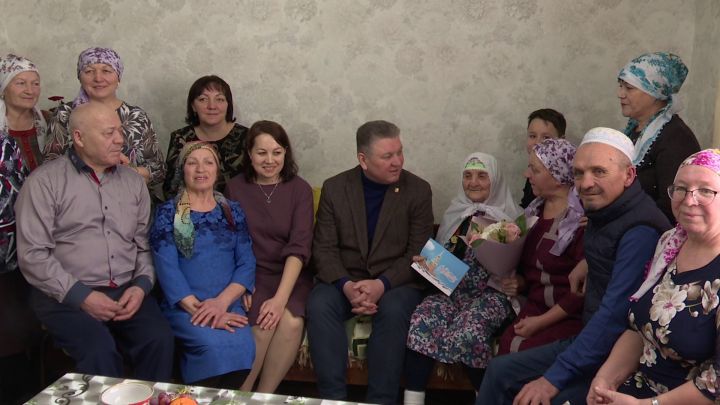 Своё 95-летие отметила уроженка посёлка Урняк Минзиган Садыкова
