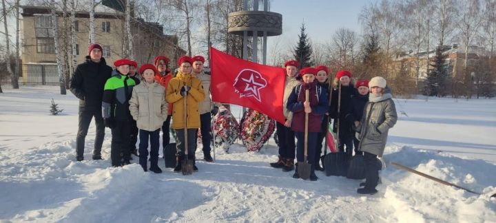 Юнармейцы Нурлатской гимназии очистили снег на территориях памятных мест