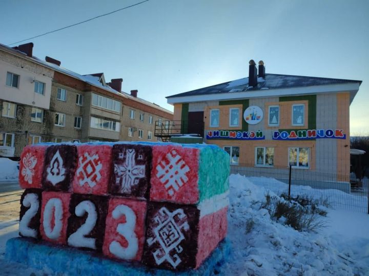 В детском саду Нурлата установили снежную скульптуру, олицетворяющую единство народов