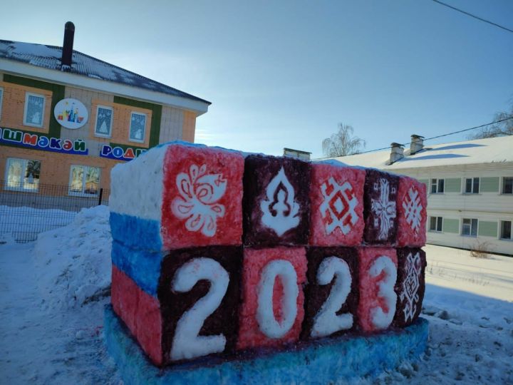 В детском саду Нурлата установили снежную скульптуру, олицетворяющую единство народов