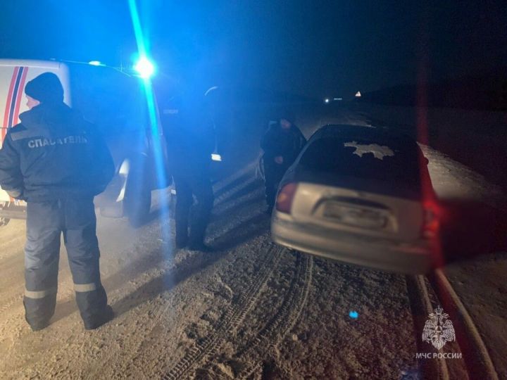 Татарстанские спасатели помогли водителю и пассажиру авто, у которого заглох двигатель на дороге