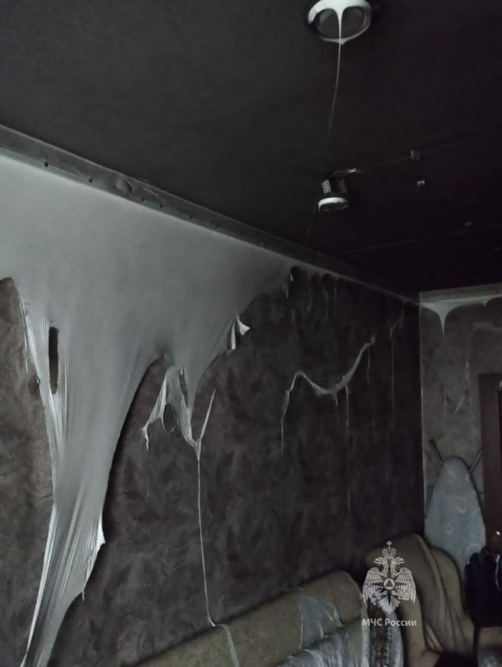 В Набережных Челнах из-за натяжного потолка в квартире возник пожар