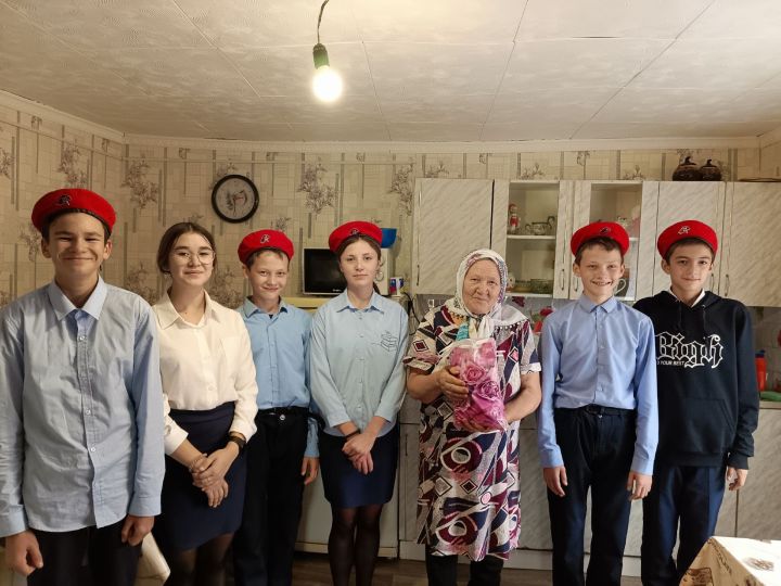 Курманаевские школьники поздравили педагогов-ветеранов