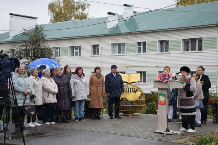 В Нурлате в День учителя на улице Вахитова открыт сквер учителей