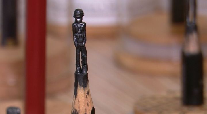 Челнинский мастер создает фигуры на грифеле карандаша