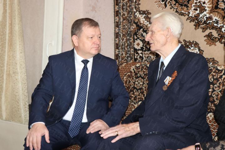 В Нурлате Дамир Ишкинеев поздравил труженика тыла с 95-летием